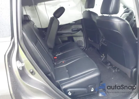 2018 Toyota Highlander Xle z USA, uszkodzony, nr VIN 5TDJZRFHXJS562496